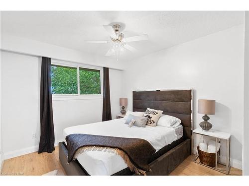 537 Sandy Bay Road Road S, Dunnville, ON - Indoor Photo Showing Bedroom