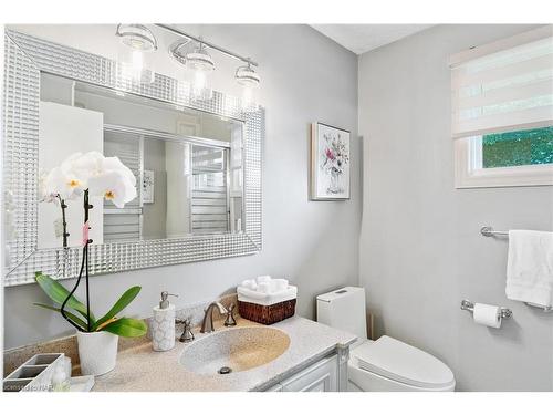 537 Sandy Bay Road Road S, Dunnville, ON - Indoor Photo Showing Bathroom