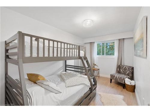 537 Sandy Bay Road Road S, Dunnville, ON - Indoor Photo Showing Bedroom