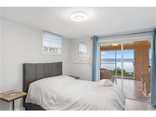 537 Sandy Bay Road Road S, Dunnville, ON - Indoor Photo Showing Bedroom