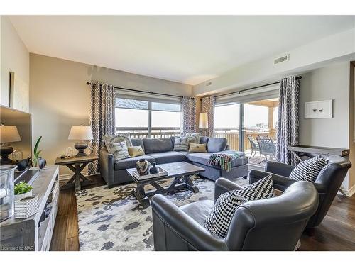 302 A-678 Line 2 Road, Niagara-On-The-Lake, ON - Indoor Photo Showing Living Room