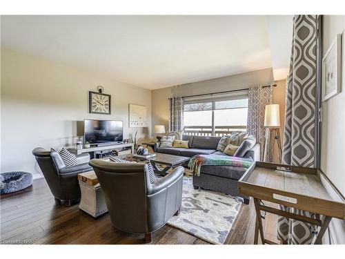 302 A-678 Line 2 Road, Niagara-On-The-Lake, ON - Indoor Photo Showing Living Room