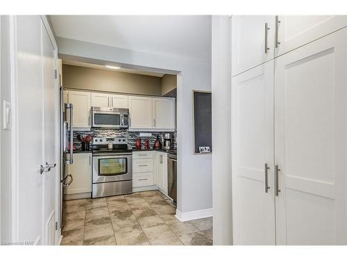 302 A-678 Line 2 Road, Niagara-On-The-Lake, ON - Indoor Photo Showing Kitchen