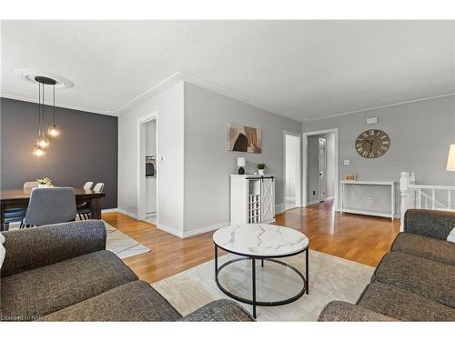 8200 Westwood Street, Niagara Falls, ON - Indoor Photo Showing Living Room