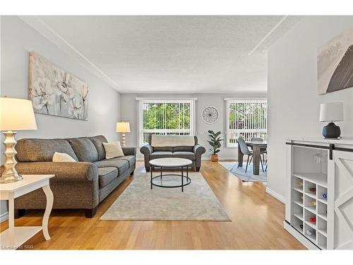 8200 Westwood Street, Niagara Falls, ON - Indoor Photo Showing Living Room