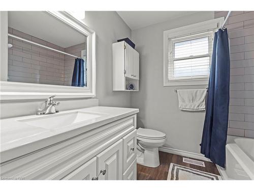 8200 Westwood Street, Niagara Falls, ON - Indoor Photo Showing Bathroom