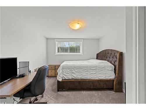 8200 Westwood Street, Niagara Falls, ON - Indoor Photo Showing Bedroom