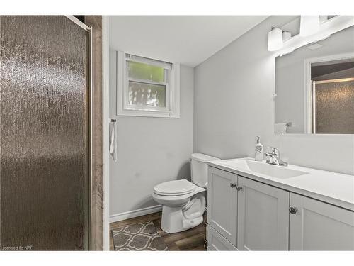 8200 Westwood Street, Niagara Falls, ON - Indoor Photo Showing Bathroom