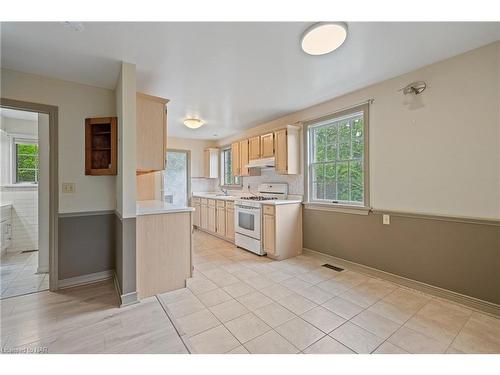 6175 Dennis Lane, Niagara Falls, ON - Indoor Photo Showing Kitchen