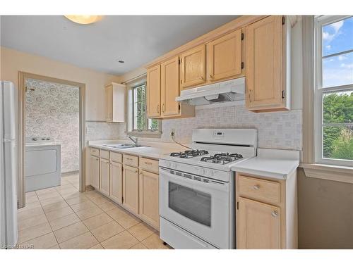 6175 Dennis Lane, Niagara Falls, ON - Indoor Photo Showing Kitchen With Double Sink