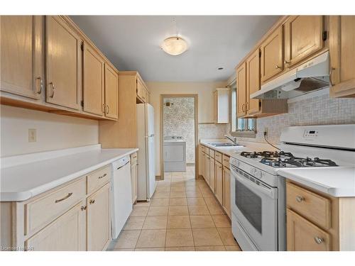 6175 Dennis Lane, Niagara Falls, ON - Indoor Photo Showing Kitchen