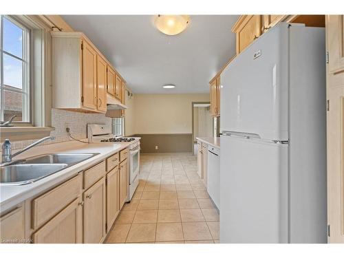 6175 Dennis Lane, Niagara Falls, ON - Indoor Photo Showing Kitchen With Double Sink