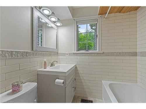 6175 Dennis Lane, Niagara Falls, ON - Indoor Photo Showing Bathroom