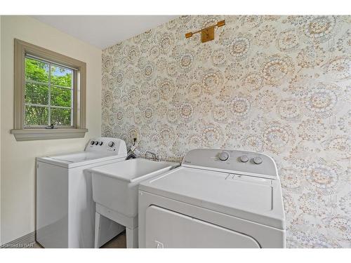 6175 Dennis Lane, Niagara Falls, ON - Indoor Photo Showing Laundry Room