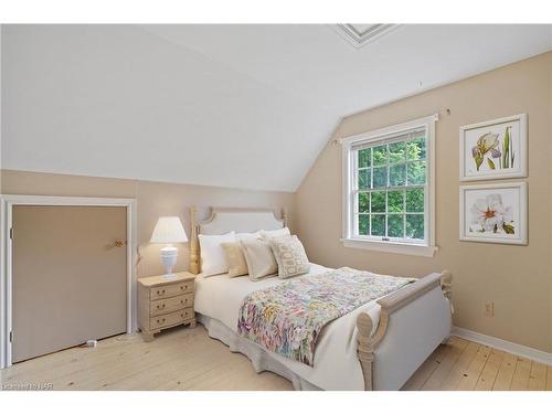 6175 Dennis Lane, Niagara Falls, ON - Indoor Photo Showing Bedroom