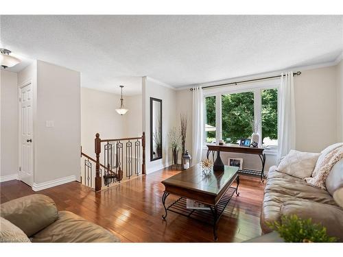 105 Elma Street, St. Catharines, ON - Indoor Photo Showing Living Room