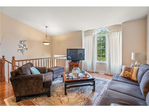8052 Beaverton Boulevard, Niagara Falls, ON - Indoor Photo Showing Living Room