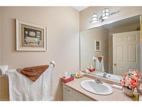 8052 Beaverton Boulevard, Niagara Falls, ON - Indoor Photo Showing Bathroom