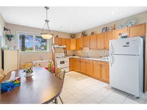 8052 Beaverton Boulevard, Niagara Falls, ON - Indoor Photo Showing Kitchen