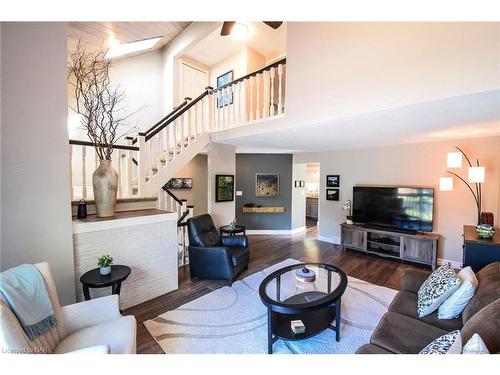 9-178 Scott Street, St. Catharines, ON - Indoor Photo Showing Living Room