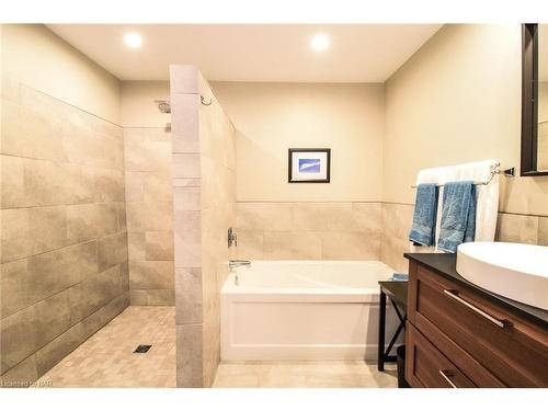 9-178 Scott Street, St. Catharines, ON - Indoor Photo Showing Bathroom