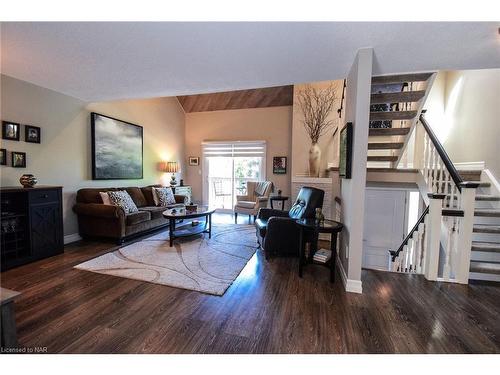 9-178 Scott Street, St. Catharines, ON - Indoor Photo Showing Living Room