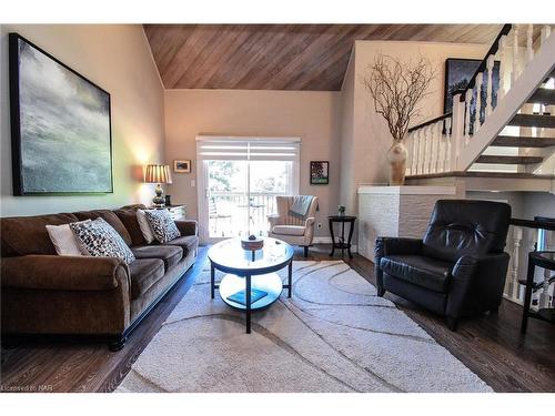 9-178 Scott Street, St. Catharines, ON - Indoor Photo Showing Living Room