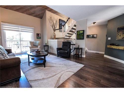 9-178 Scott Street, St. Catharines, ON - Indoor Photo Showing Living Room