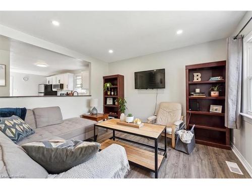 47 Dunkirk Road, Welland, ON - Indoor Photo Showing Living Room