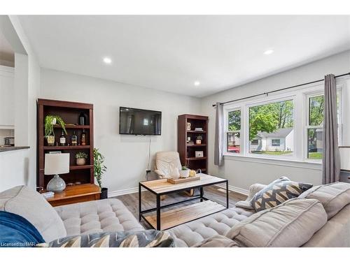 47 Dunkirk Road, Welland, ON - Indoor Photo Showing Living Room