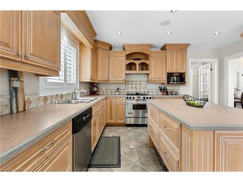 5 Bravetti Circle, St. Catharines, ON - Indoor Photo Showing Kitchen With Double Sink