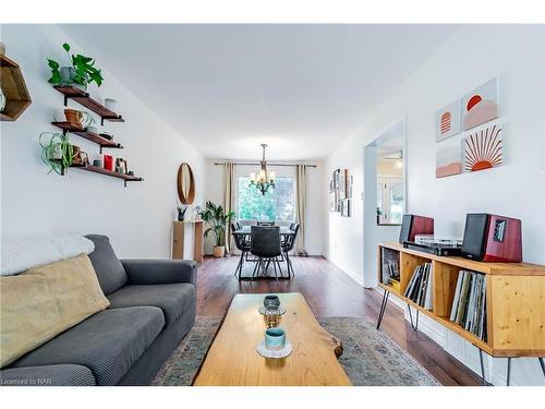 4526 Green Meadow Boulevard, Beamsville, ON - Indoor Photo Showing Living Room