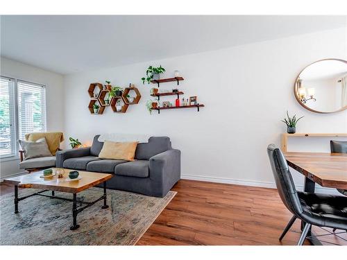 4526 Green Meadow Boulevard, Beamsville, ON - Indoor Photo Showing Living Room