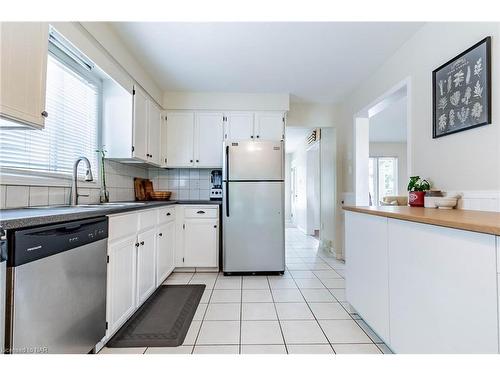 4526 Green Meadow Boulevard, Beamsville, ON - Indoor Photo Showing Kitchen