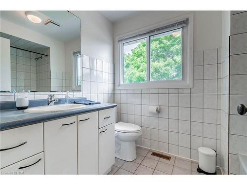 4526 Green Meadow Boulevard, Beamsville, ON - Indoor Photo Showing Bathroom