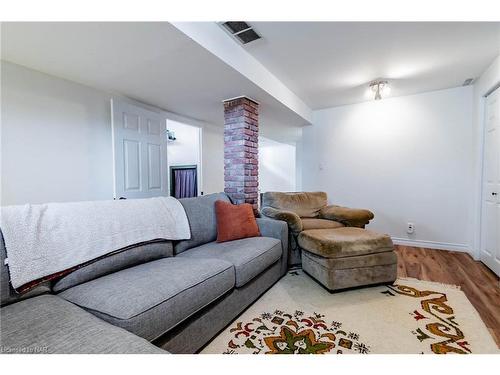 4526 Green Meadow Boulevard, Beamsville, ON - Indoor Photo Showing Living Room