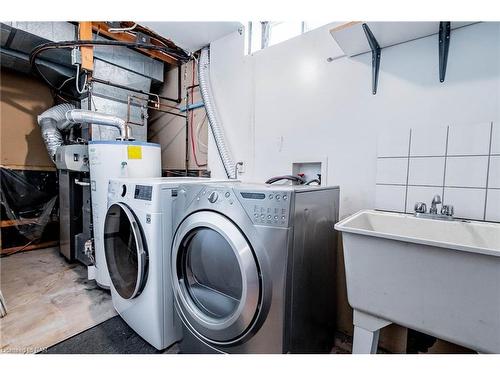 4526 Green Meadow Boulevard, Beamsville, ON - Indoor Photo Showing Laundry Room