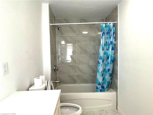 57 Ridgeway Road, Fort Erie, ON - Indoor Photo Showing Bathroom