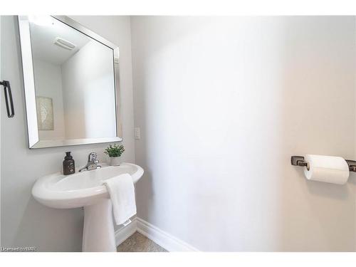 8871 Mcgarry Drive, Niagara Falls, ON - Indoor Photo Showing Bathroom