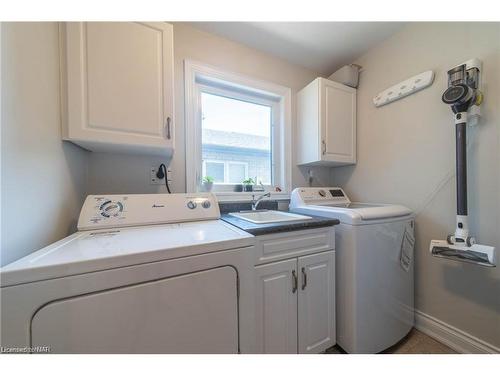 8871 Mcgarry Drive, Niagara Falls, ON - Indoor Photo Showing Laundry Room