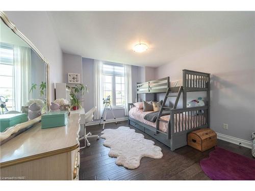 8871 Mcgarry Drive, Niagara Falls, ON - Indoor Photo Showing Bedroom