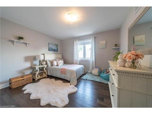 8871 Mcgarry Drive, Niagara Falls, ON - Indoor Photo Showing Bedroom