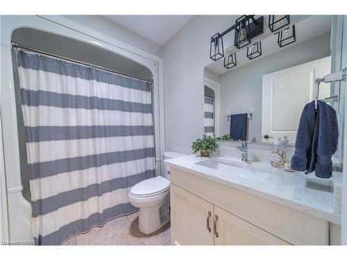 8871 Mcgarry Drive, Niagara Falls, ON - Indoor Photo Showing Bathroom