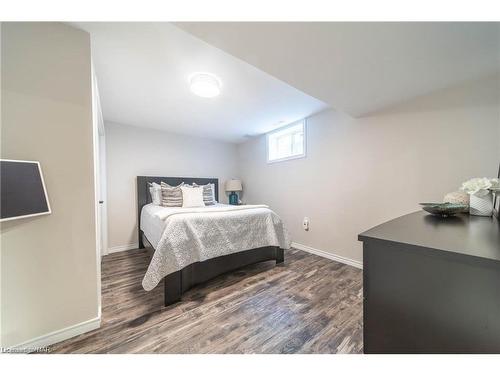 8871 Mcgarry Drive, Niagara Falls, ON - Indoor Photo Showing Bedroom