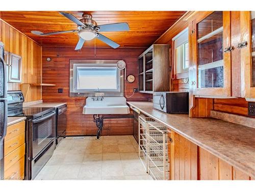 405 Cambridge Road W, Crystal Beach, ON - Indoor Photo Showing Kitchen