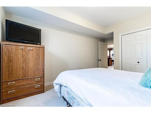 7023 Kalar Road, Niagara Falls, ON - Indoor Photo Showing Bedroom