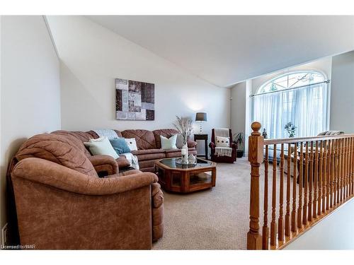 7023 Kalar Road, Niagara Falls, ON - Indoor Photo Showing Living Room