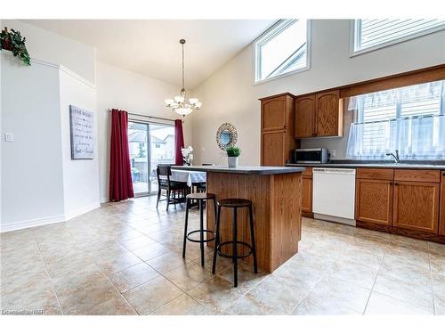 7023 Kalar Road, Niagara Falls, ON - Indoor Photo Showing Kitchen