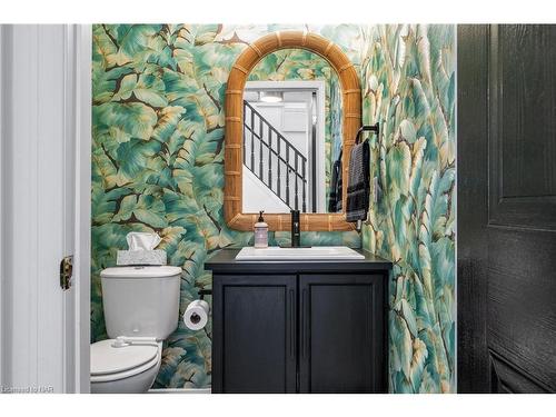211 Devine Crescent, Thorold, ON - Indoor Photo Showing Bathroom
