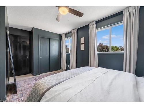 211 Devine Crescent, Thorold, ON - Indoor Photo Showing Bedroom